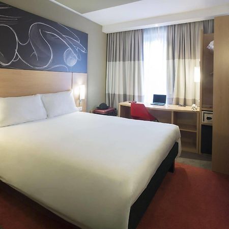 ibis Yerevan Center Buitenkant foto