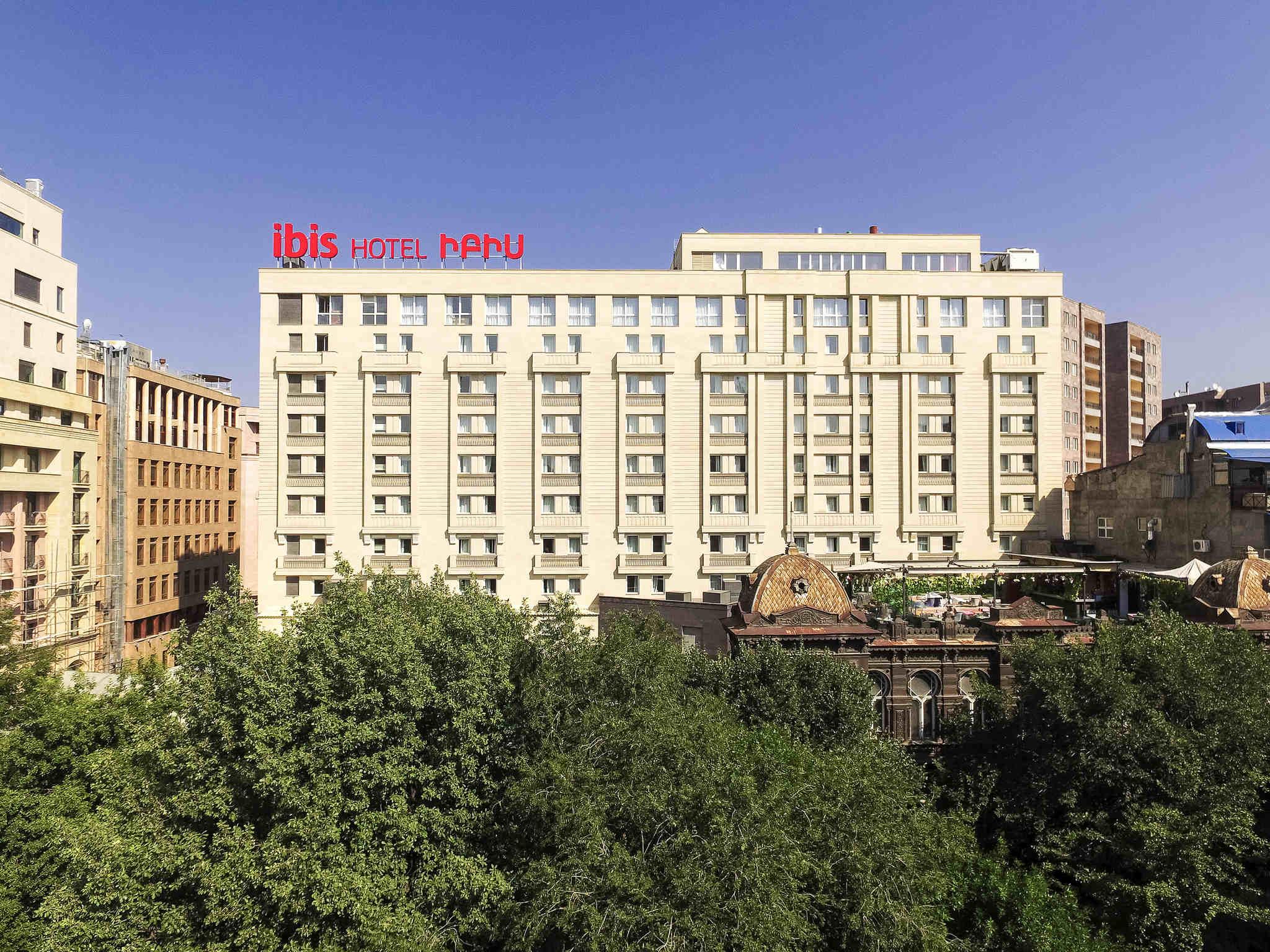 ibis Yerevan Center Buitenkant foto