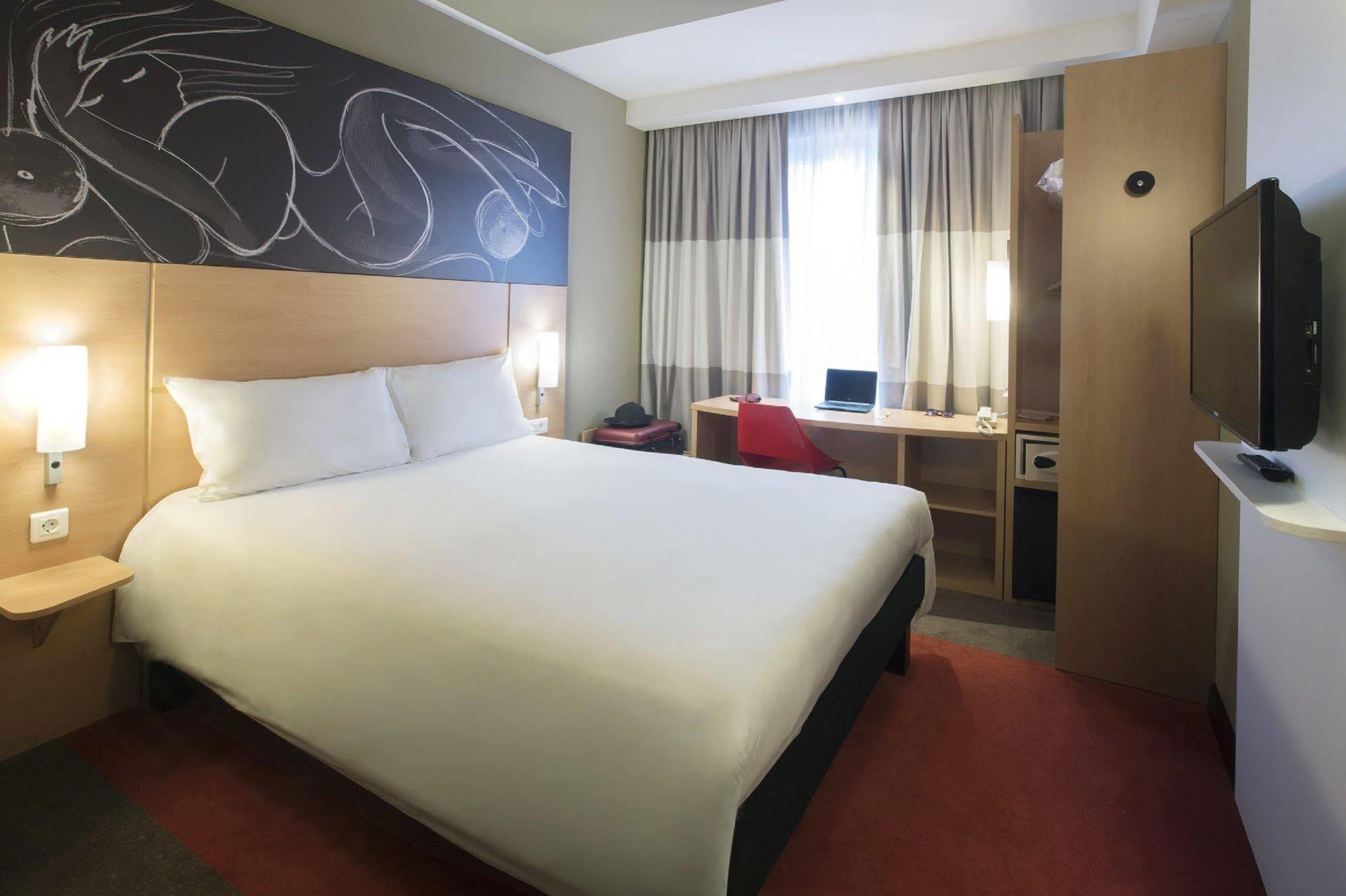 ibis Yerevan Center Buitenkant foto